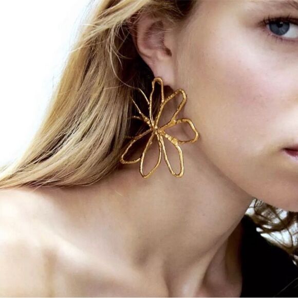Zara Jewelry - Gold hollow flower earrings #455